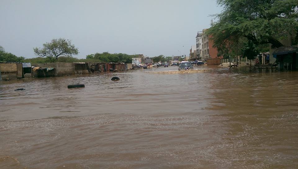 Vidéo – Première pluie, premières inondations, Mbao se fait engouffrer par les … – Regardez !