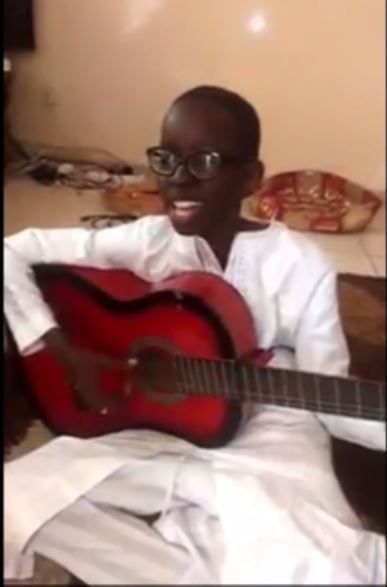 Vidéo: Cet enfant chante à merveille les Xassaides de Serigne Touba, vous risquez de pleurer, Regardez