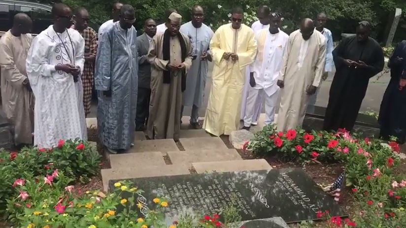 Vidéo – États-Unis –  « Bamba Day 2017 »: Serigne Mame Mor Mbacké se recueille sur la tombe de Mohamed Ali