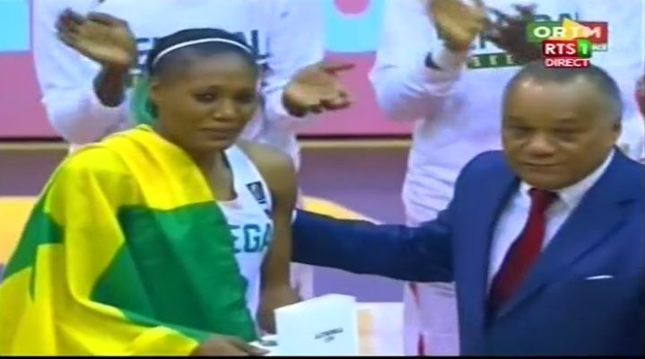 Vidéo – Finale Afrobasket 2017 : Astou Traoré inconsolable, reçoit son trophée de meilleure joueuse