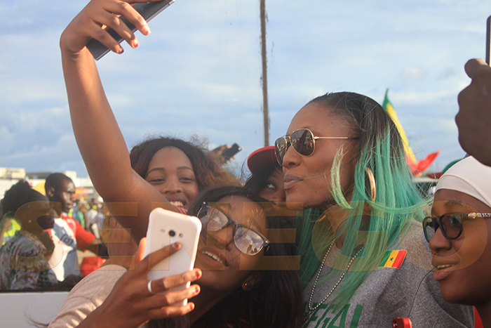 (10 photos) – Astou Traoré, la Lionne la plus adulée à l’aéroport. Regardez