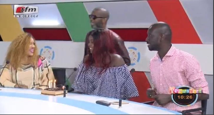 Vidéo – Bouba Ndour débarque dans yeewu leen et offre un gâteau d&rsquo;anniversaire à Abiba !