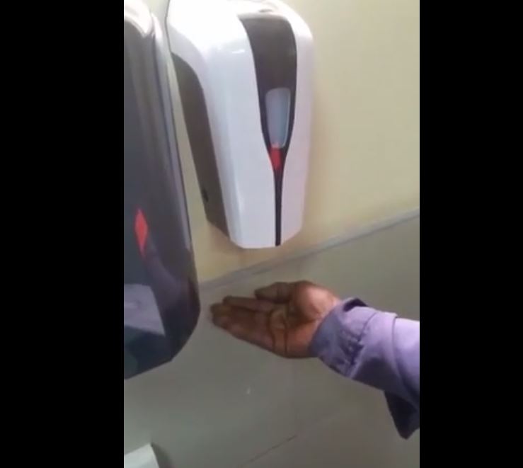 Vidéo : Drôle de distributeur de savon, il ne sert qu&rsquo;aux blancs