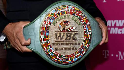 Vidéo – Découvrez l’extravagante ceinture gagnée par Floyd Mayweather