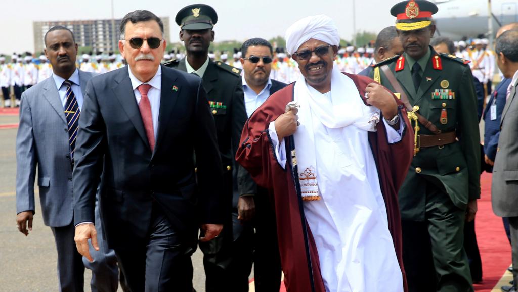 Avant d’atterrir à Paris, Fayez el-Sarraj de Libye était chez Omar el-Béchir
