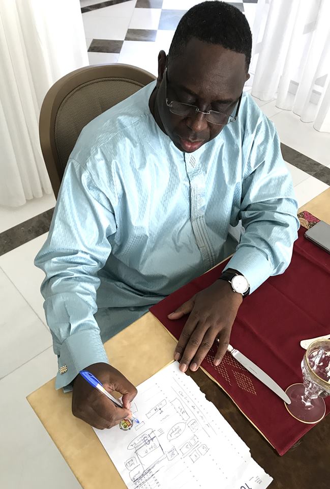 (Photos)- Quand le Président Macky Sall dessine lui-même sa chambre d’étudiant
