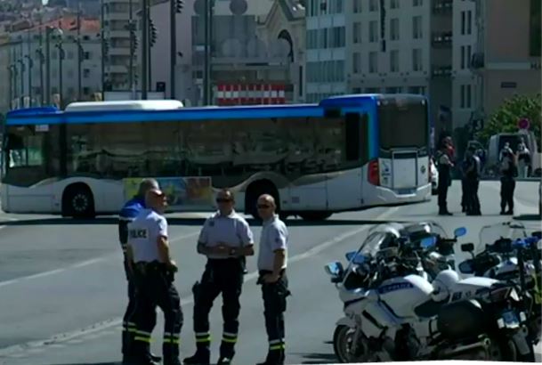 Urgent-Marseille: Une voiture fonce sur deux abribus…