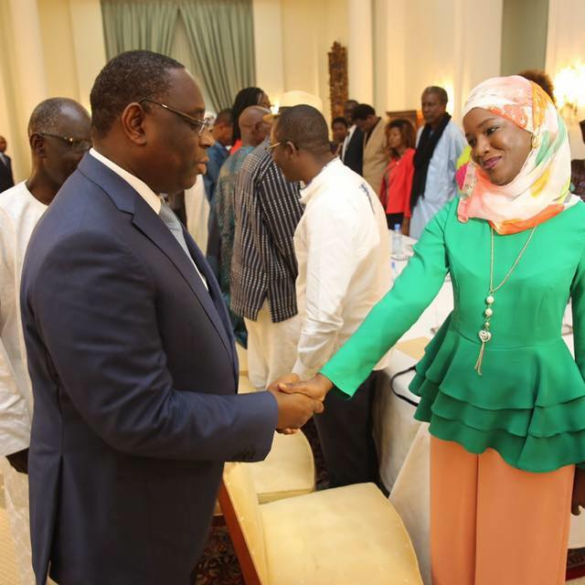 (03 photos)-Arrêt sur images: Le président Macky Sall a bel et bien serré la main de Oumy Ndour