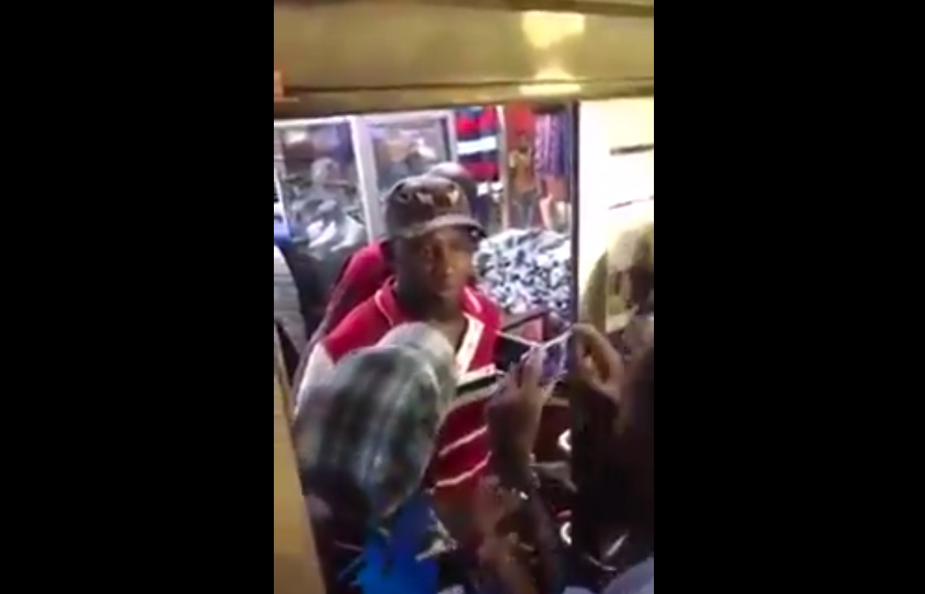 Vidéo- Assane Diouf accueilli comme un héros  au centre commercial de Sandaga