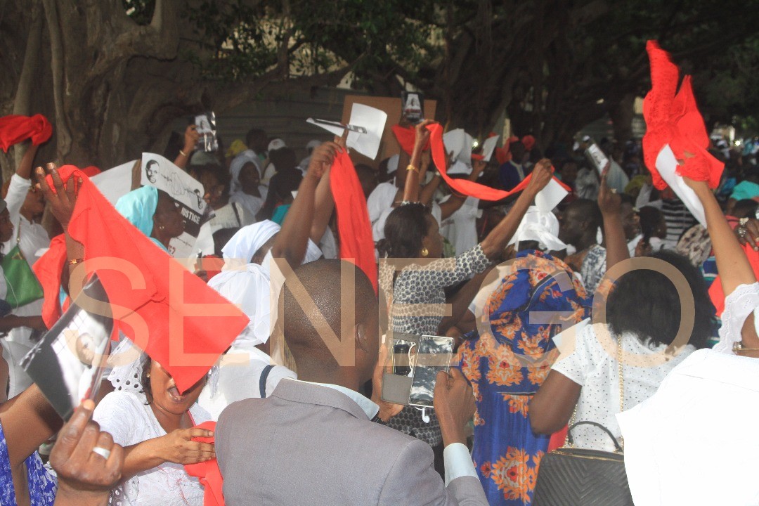 (11 Photos): Les partisans de Khalifa Sall aux abords de l’Assemblée nationale
