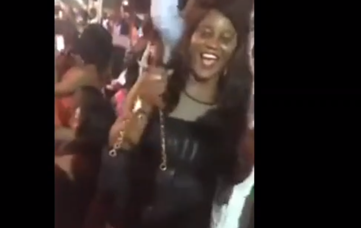 Vidéo: Fatou Show sensuelle et charmante s’éclate au concert de Youssou Ndour