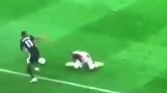 Vidéo: Martial martyrise Mame Biram Diouf qui en perd ses appuis