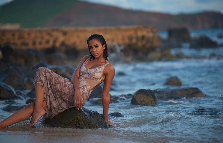 (Photos): Admirez la journaliste Léa Soukeyna Ndiaye en tenue de plage