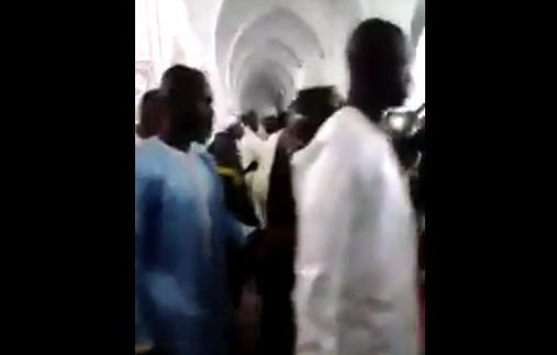 Vidéo – Tabaski à la Grande Mosquée : Macky Sall attaqué par un partisan de Wade qui lui demande de…