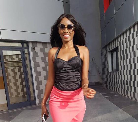 Arrêt sur image : Queen Biz magnifique et imposante. Regardez !