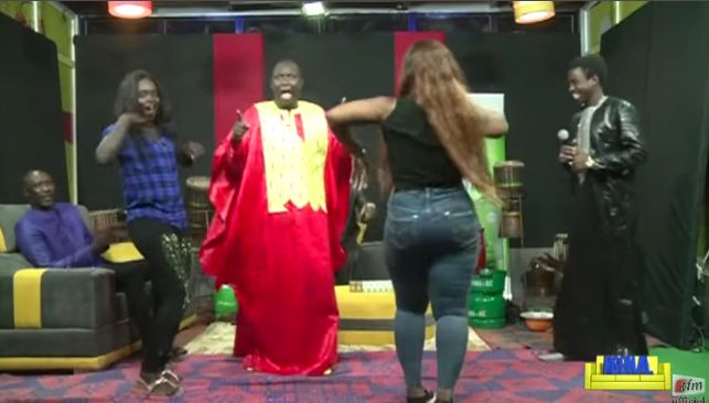 Vidéo – Salam Diallo et ses danseuses cassent la baraque dans l’émission Ngonal