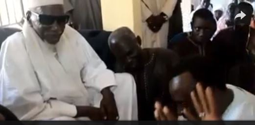 Vidéo – Incroyable : Un griot réussit à voler un sourire au Khalife des mourides, Regardez!