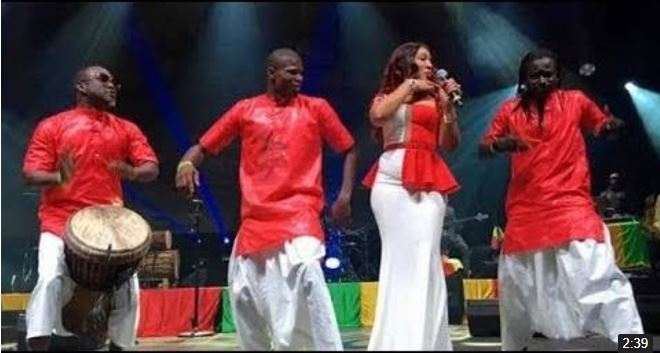 Vidéo: Regardez l&rsquo;entrée spectaculaire de Viviane Chidid à Bercy