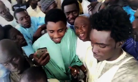 (Vidéo) Tabaski 2017 : Wally Seck pris d’assaut à la mosquée Massalikoul Djinane !