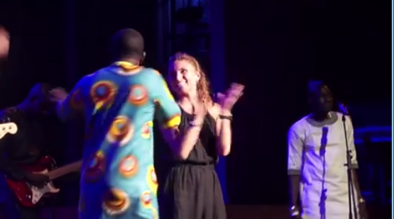 Vidéo- Youssou Ndour fait danser une américaine au rythme du Mbalax. Mdr!