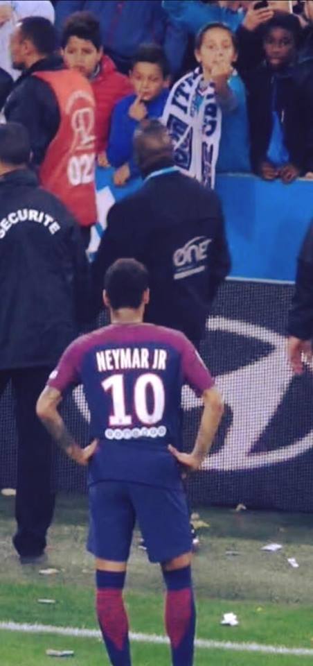 Arrêt sur image: Neymar insulté par de petits supporters Marseillais après son expulsion