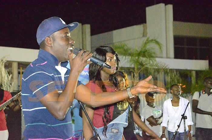 (05 Photos) – Dj Boubs chante et danse pour l’artiste Abiba. Regardez