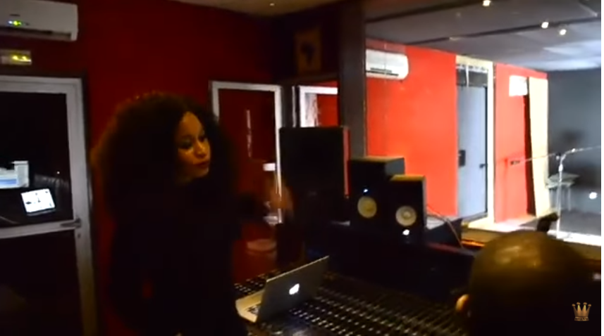 Vidéo : Aida Samb en studio pour son prochain album. Regardez !