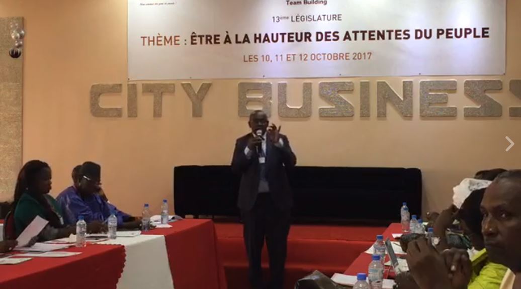 Aymérou Gningue lutte contre le sommeil à l’Assemblée…