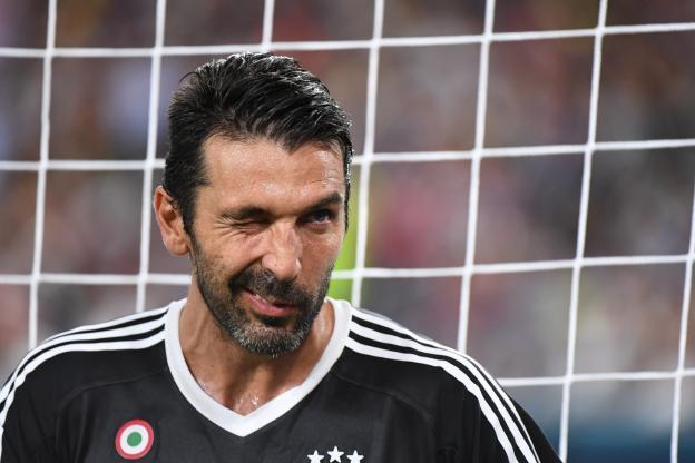 Gianluigi Buffon raille sur sa longévité