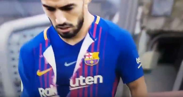 Vidéo – Barça: Suarez déchire son maillot après une occasion ratée