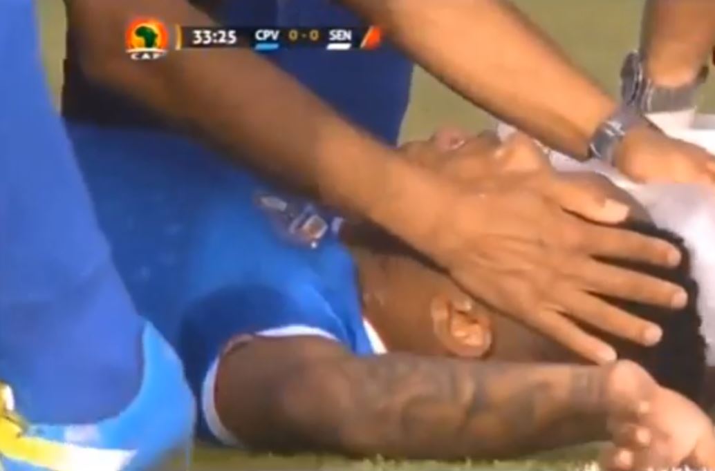 Vidéo – Mondial 2018 – Cap Vert vs Sénégal : Le coup de genou de Khadim Ndiaye qui assomme Rodriguez – Regardez.