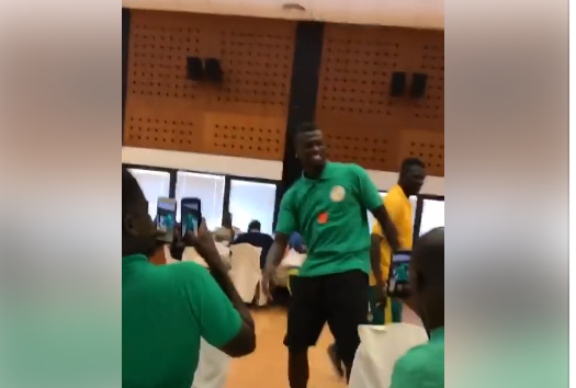Vidéo: Mbaye Niang amuse ses coéquipiers avec ses pas de danse