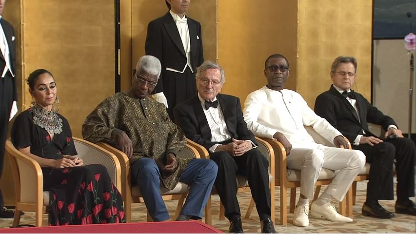 Vidéo: Praemium Imperiale – L’ancien Premier ministre français, Raffarin salue le courage et l’audace de Youssou Ndour – Regardez.
