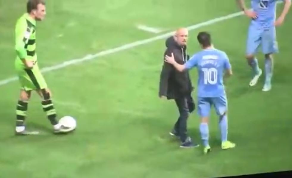 Vidéo-insolite: Un supporter furieux descend sur le terrain pour engueuler son équipe – Regardez.