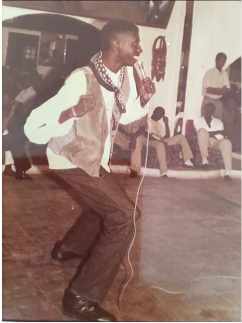 Arrêt sur image : Devinez qui est cet artiste ?