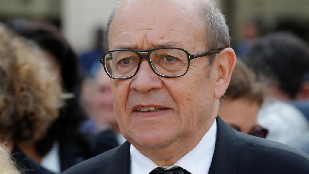 Le ministre français Le Drian visite un centre de commandement du G5-Sahel à Niamey