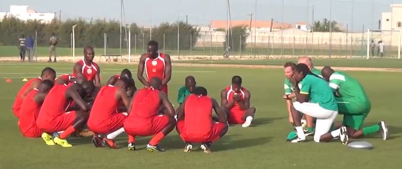 Vidéo – Foot: Décrassage et étirements à la 1 ère séance d’entrainement des Lions