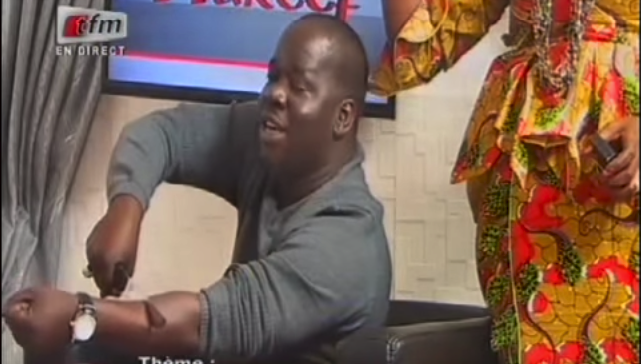 (Vidéo) Incroyable : Ndoye Bane montre en direct comment les marabout escroquent les gens !
