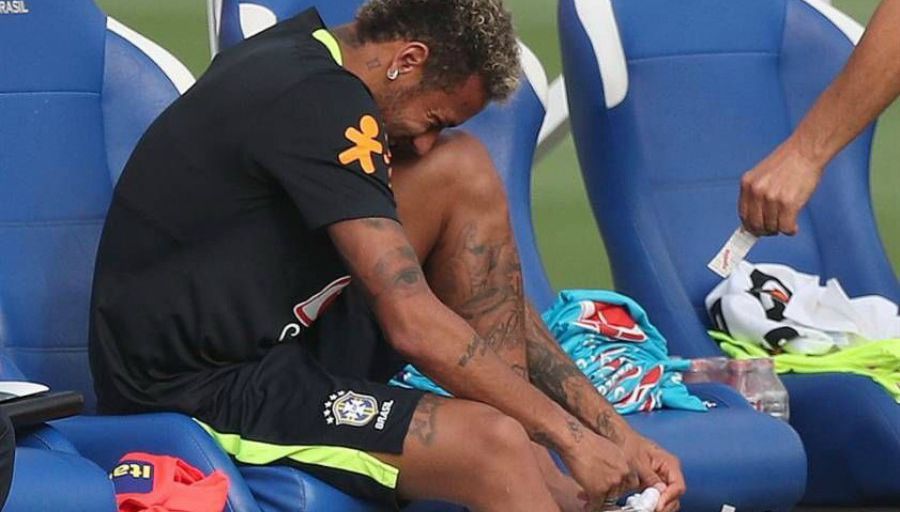 Vidéo: Paulinho blesse Neymar à l’entrainement