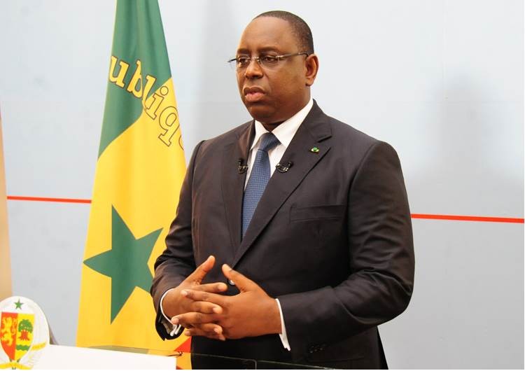 Vidéo : Au Palais, Macky Sall s’incline encore une fois devant la mémoire de « Al Amine » – Regardez.