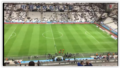 Vidéo: Les Parisiens chaudement accueillis à leur entrée sur la pelouse