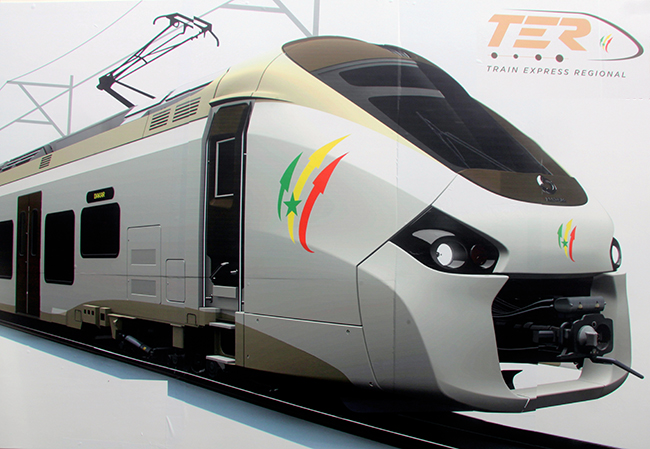 Macky Sall fait découvrir la maison du Train express régional (TER) au président burkinabé