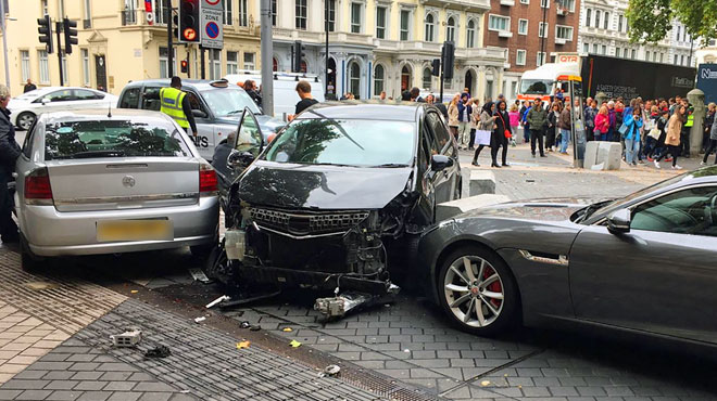 Londres : une voiture percute des piétons et fait 11 blessés, un homme arrêté