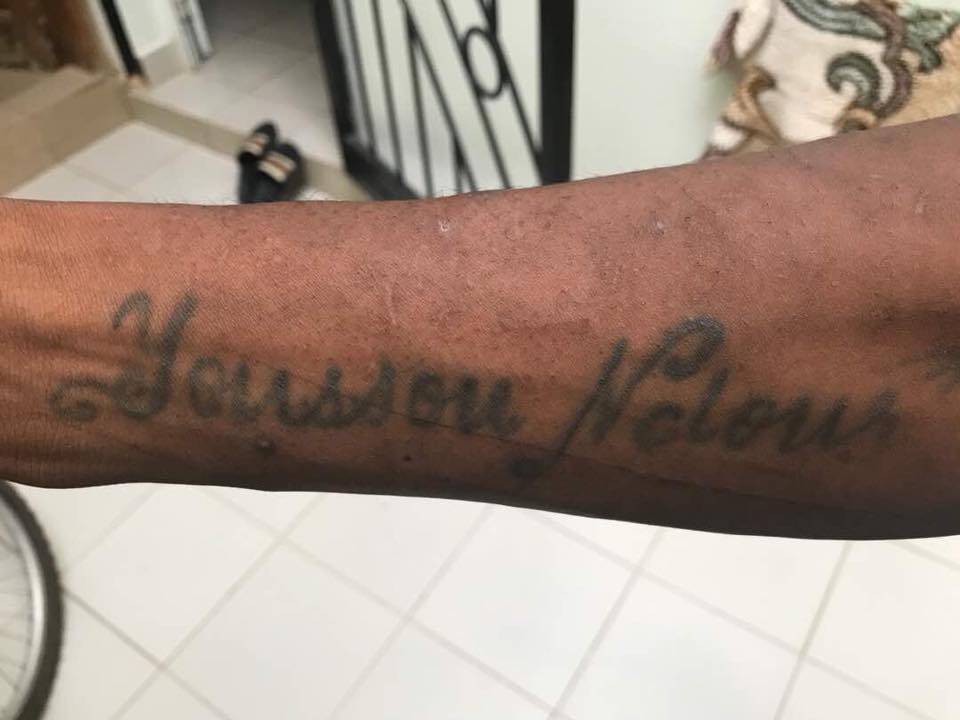 Arrêt sur image : Il tatoue le nom de Youssou Ndour sur son avant-bras à l&rsquo;occasion des 58 ans du roi du « mbalax »