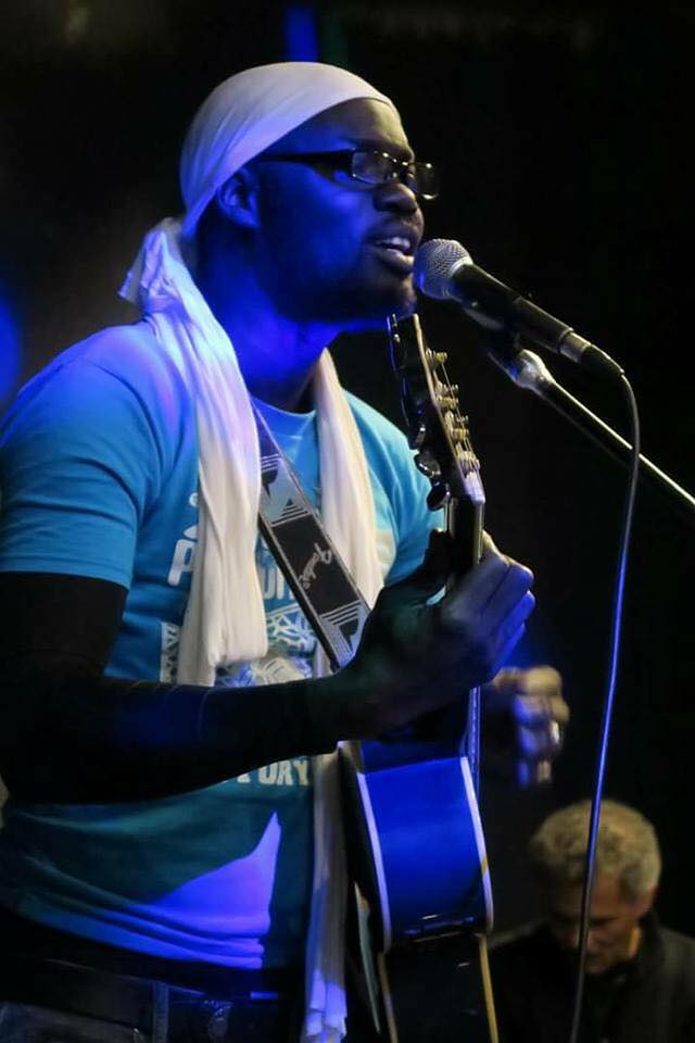 Vidéo: Sakis Tanor Mbaye le jeune artiste Sénégalais qui tisse sa toile en France