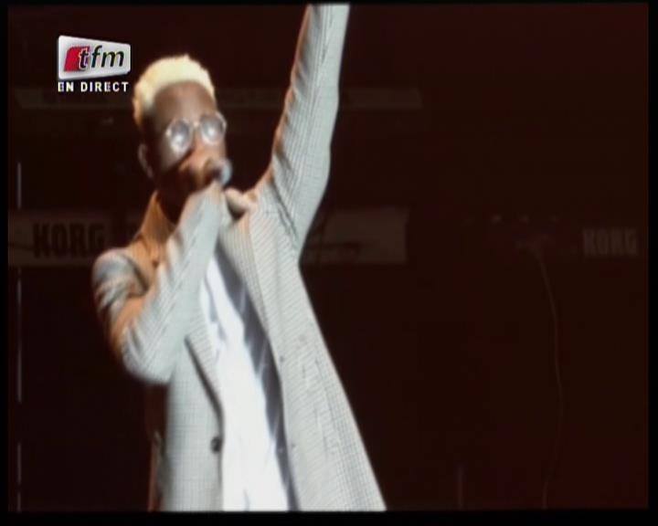 Vidéo: Dip Doundou Guiss fait son show à Bercy et chante Youssou Ndour