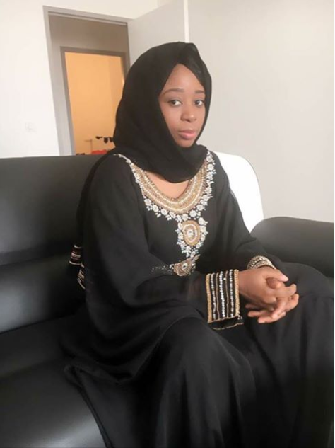 Arrêt sur image : Adiouza habillée en Hijab