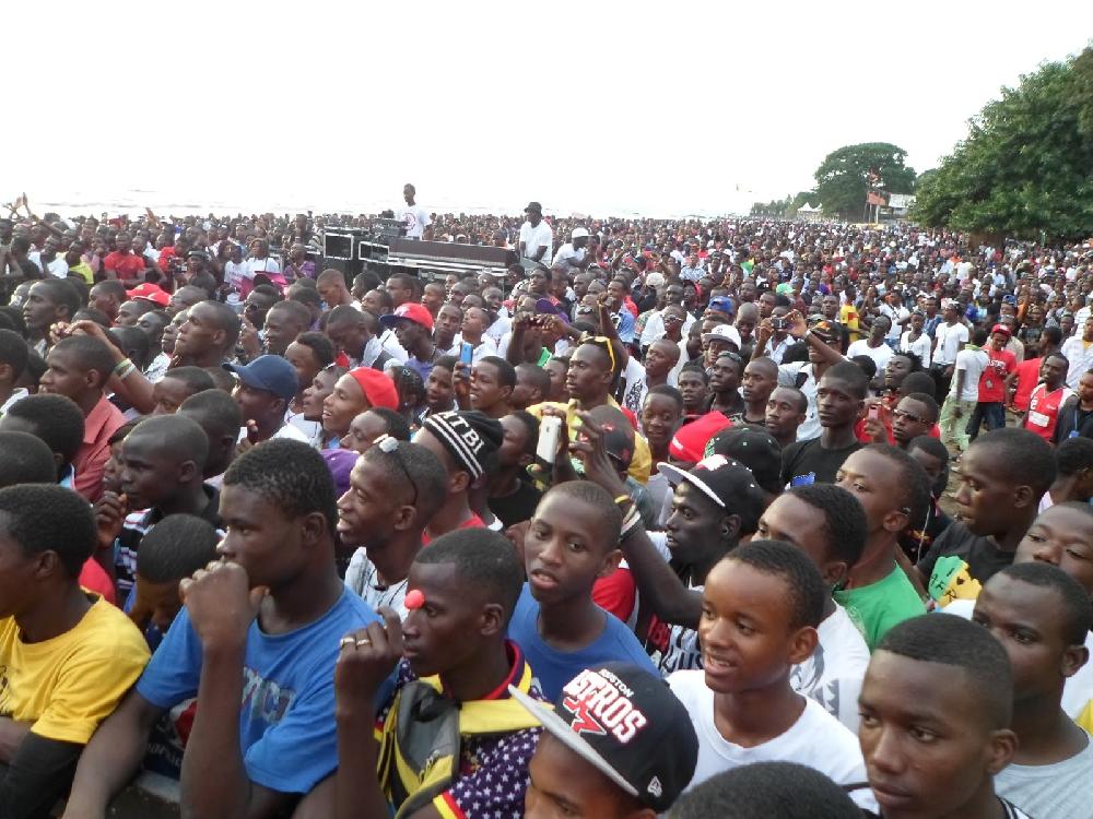 Vidéo – Macron en Afrique : Des centaines de jeunes Burkinabés dans la rue pour dire non à la Françafrique  – Regardez