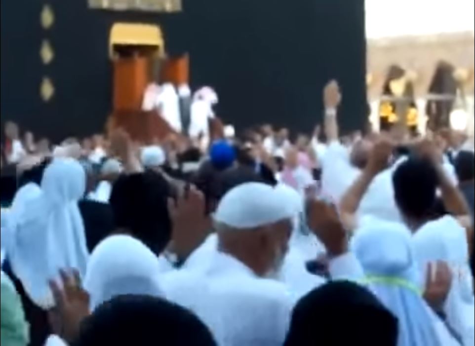 Vidéo: Regardez ce qui s’est passé lors de l’ouverture de la porte de la Kaaba à La Mecque