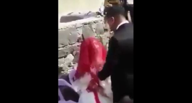 Vidéo: Drôle de coutume, il gifle sa femme en plein mariage – Regardez.